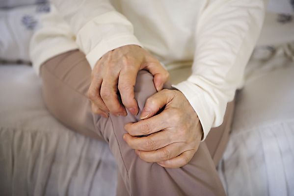 포토 JPG 여자 노년 할머니 한명 앉기 근접촬영 앞모습 신체부위 실버라이프 고통 하반신 침대 실버 60대 질병 관절염 무릎 골다공증 걸터앉기 무릎통증 칼슘 노인여자한명만 국내포토 1 라이프스타일 감정 뷰포인트 가구 의학 모션 사람 성인 여자한명만 노인여자만 파일형식