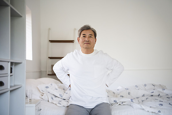 포토 JPG 응시 할아버지 노년 남자 실내 한명 앉기 상반신 앞모습 실버라이프 노후 스트레칭 한국인 침대 실버 허리 뒷짐 70대 걸터앉기 허리디스크 노후건강 허리통증 노인남자한명만 국내포토 1 라이프스타일 시선 뷰포인트 가구 모션 건강 사람 동양인 성인 내부 신체부위 운동 고통 디스크_질병 남자한명만 노인남자만 파일형식