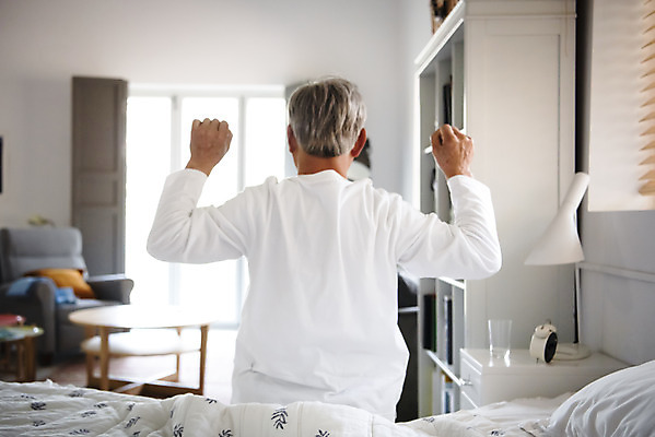 포토 JPG 할아버지 노년 남자 아침 실내 한명 앉기 상반신 뒷모습 실버라이프 노후 스트레칭 한국인 기상 침대 실버 기지개 70대 걸터앉기 노후건강 노인남자한명만 국내포토 주간 1 라이프스타일 뷰포인트 가구 모션 건강 사람 동양인 성인 내부 운동 남자한명만 노인남자만 파일형식