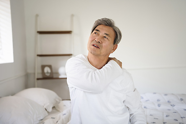포토 JPG 할아버지 노년 남자 실내 한명 앉기 상반신 앞모습 실버라이프 노후 스트레칭 침실 고통 한국인 올려보기 기상 찡그림 실버 어깨 70대 걸터앉기 노후건강 어깨주무르기 어깨통증 힘듦 노인남자한명만 어깨에손 국내포토 1 라이프스타일 감정 뷰포인트 컨셉 모션 표정 건강 사람 동양인 성인 내부 신체부위 운동 질병 주무르기 남자한명만 노인남자만 파일형식