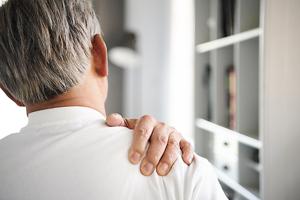 포토 JPG 할아버지 노년 남자 실내 한명 근접촬영 상반신 뒷모습 실버라이프 노후 고통 한국인 실버 어깨 70대 노후건강 어깨주무르기 어깨통증 힘듦 노인남자한명만 어깨에손 국내포토 1 라이프스타일 감정 뷰포인트 컨셉 모션 건강 사람 동양인 성인 내부 신체부위 질병 주무르기 남자한명만 노인남자만 파일형식