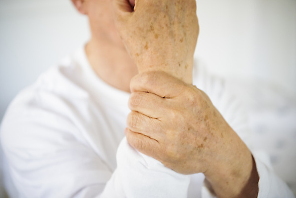 포토 JPG 손 할아버지 노년 남자 실내 한명 근접촬영 신체부위 실버라이프 노후 고통 한국인 실버 손목 70대 검버섯 노후건강 손목터널증후군 힘듦 노인남자한명만 손목통증 증후군 국내포토 1 라이프스타일 감정 뷰포인트 컨셉 건강 사람 동양인 성인 내부 질병 피부질환 남자한명만 노인남자만 파일형식