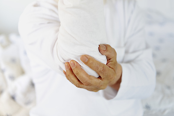 포토 JPG 할아버지 노년 남자 실내 한명 근접촬영 신체부위 실버라이프 노후 고통 만지기 한국인 잡기 실버 질병 70대 팔 노후건강 팔꿈치 노인남자한명만 상과염 국내포토 1 라이프스타일 감정 뷰포인트 의학 모션 건강 사람 동양인 성인 내부 남자한명만 노인남자만 파일형식