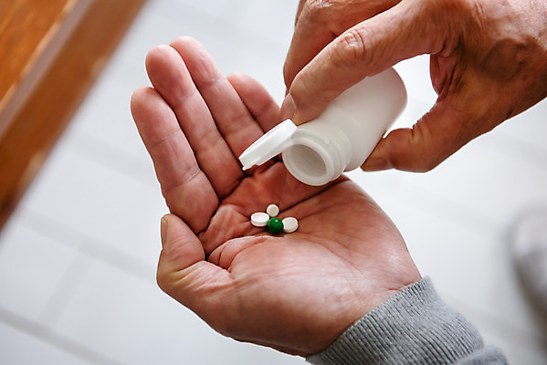 포토 JPG 손 할아버지 노년 남자 실내 한명 들기 근접촬영 신체부위 실버라이프 약 건강관리 한국인 실버 약병 질병 먹기 70대 노후건강 복용 약물오남용 노인남자한명만 국내포토 1 라이프스타일 뷰포인트 의학 모션 건강 관리 사람 동양인 성인 내부 노후 병_담는 남자한명만 노인남자만 파일형식