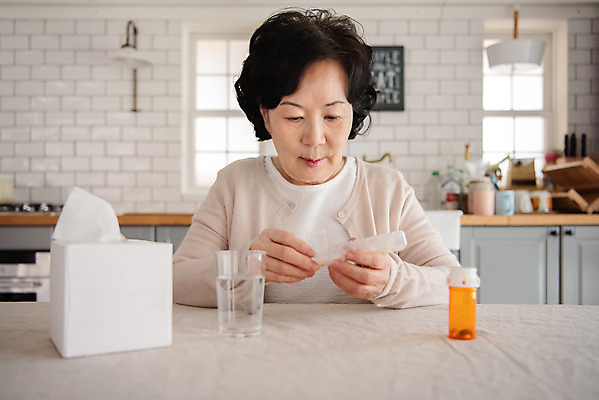 포토 JPG 여자 노년 할머니 실내 한명 앉기 상반신 앞모습 실버라이프 약 건강관리 주방 한국인 실버 약병 60대 질병 물컵 노후건강 복용 사각티슈 티슈꽂이 노인여자한명만 국내포토 1 라이프스타일 뷰포인트 의학 모션 건강 관리 사람 동양인 성인 내부 컵 노후 꽂이 병_담는 여자한명만 노인여자만 파일형식