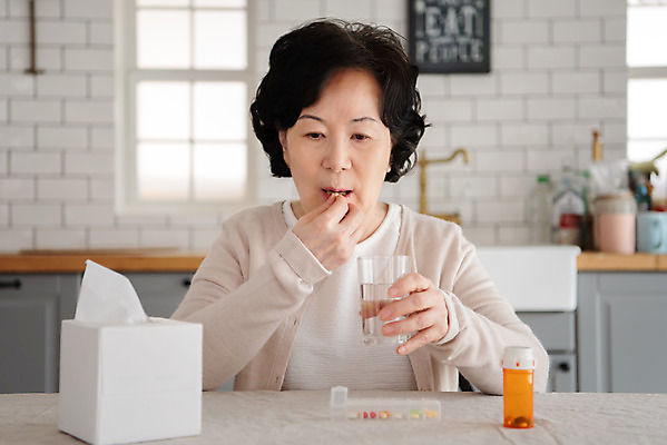 포토 JPG 여자 노년 할머니 실내 한명 앉기 상반신 앞모습 실버라이프 약 건강관리 주방 한국인 실버 약병 60대 질병 물컵 노후건강 복용 사각티슈 티슈꽂이 노인여자한명만 국내포토 1 라이프스타일 뷰포인트 의학 모션 건강 관리 사람 동양인 성인 내부 컵 노후 꽂이 병_담는 여자한명만 노인여자만 파일형식