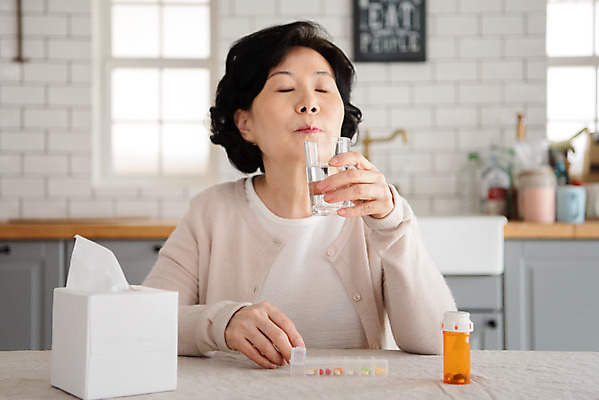 포토 JPG 여자 노년 할머니 실내 한명 앉기 상반신 앞모습 실버라이프 약 건강관리 주방 한국인 실버 약병 60대 질병 물컵 노후건강 복용 사각티슈 티슈꽂이 노인여자한명만 국내포토 1 라이프스타일 뷰포인트 의학 모션 건강 관리 사람 동양인 성인 내부 컵 노후 꽂이 병_담는 여자한명만 노인여자만 파일형식