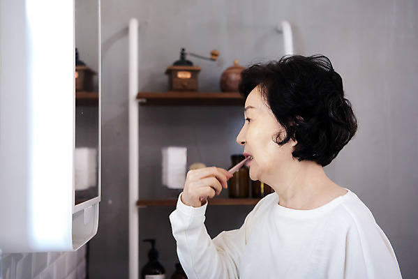 포토 JPG 여자 노년 할머니 실내 한명 상반신 옆모습 실버라이프 위생용품 건강관리 거울 한국인 양치 실버 치아 씻기 씻다 60대 화장실 노후건강 치아건강 노인여자한명만 국내포토 1 라이프스타일 뷰포인트 생활용품 건강 관리 사람 동양인 성인 내부 노후 청결 소화기관 여자한명만 노인여자만 파일형식