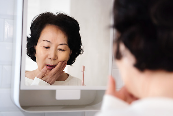 포토 JPG 여자 노년 할머니 실내 한명 상반신 뒷모습 실버라이프 반사 건강관리 거울 고통 한국인 양치 찡그림 실버 치아 칫솔 60대 노후건강 벽거울 치아건강 치통 힘듦 노인여자한명만 국내포토 1 라이프스타일 감정 뷰포인트 컨셉 표정 건강 관리 사람 동양인 성인 내부 노후 위생용품 청결 소화기관 질병 여자한명만 노인여자만 파일형식