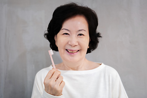 포토 JPG 여자 노년 할머니 실내 한명 미소 웃음 상반신 앞모습 실버라이프 건강관리 한국인 양치 실버 치아 칫솔 60대 시원함 노후건강 치아건강 노인여자한명만 국내포토 1 라이프스타일 뷰포인트 표정 건강 관리 사람 동양인 성인 내부 노후 위생용품 청결 소화기관 여자한명만 노인여자만 파일형식