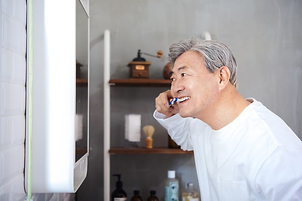 포토 JPG 응시 할아버지 노년 남자 실내 한명 상반신 옆모습 실버라이프 노후 깨끗함 거울 한국인 양치 실버 치아 씻기 씻다 칫솔 시원함 화장실 70대 노후건강 치아건강 노인남자한명만 국내포토 1 라이프스타일 시선 뷰포인트 컨셉 건강 사람 동양인 성인 내부 위생용품 청결 소화기관 남자한명만 노인남자만 파일형식