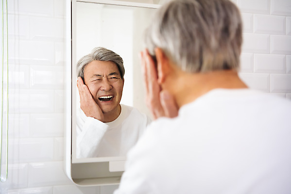 포토 JPG 할아버지 노년 남자 실내 한명 상반신 뒷모습 실버라이프 노후 반사 턱괴기 거울 고통 만지기 한국인 잡기 찡그림 실버 치아 질병 70대 턱 노후건강 욕실거울 치아건강 치통 힘듦 노인남자한명만 국내포토 1 라이프스타일 감정 뷰포인트 컨셉 의학 모션 표정 건강 사람 동양인 성인 내부 소화기관 남자한명만 노인남자만 파일형식