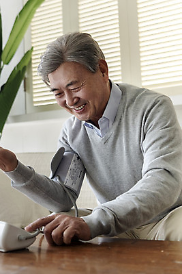 포토 JPG 할아버지 노년 남자 실내 건강 한명 미소 웃음 앉기 상반신 앞모습 실버라이프 노후 건강관리 한국인 실버 누름 검사_조사 70대 걸터앉기 혈압계 고혈압 노후건강 자가진단 저혈압 혈압 혈압측정 노인남자한명만 내려보기 국내포토 1 라이프스타일 뷰포인트 의학 의료기기 모션 표정 관리 사람 동양인 성인 내부 질병 측정 남자한명만 노인남자만 파일형식