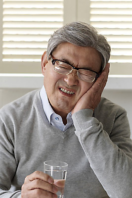 포토 JPG 할아버지 노년 남자 잔 실내 한명 들기 상반신 앞모습 실버라이프 노후 약 턱괴기 고통 만지기 한국인 찡그림 실버 치아 물컵 70대 턱 노후건강 복용 치아건강 치통 힘듦 노인남자한명만 국내포토 1 라이프스타일 식기 감정 뷰포인트 컨셉 의학 모션 표정 건강 사람 동양인 성인 내부 컵 소화기관 질병 남자한명만 노인남자만 파일형식