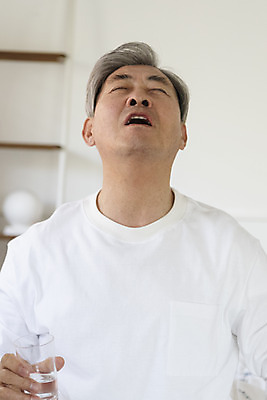 포토 JPG 할아버지 노년 남자 실내 입벌림 한명 들기 상반신 앞모습 물 실버라이프 노후 약 눈감음 한국인 마시기 찡그림 실버 먹기 물컵 70대 노후건강 노인남자한명만 국내포토 자연요소 1 라이프스타일 뷰포인트 의학 모션 표정 건강 사람 동양인 성인 내부 컵 남자한명만 노인남자만 파일형식