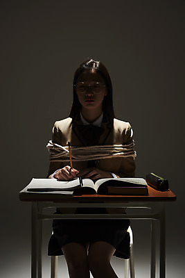 포토 JPG 스튜디오촬영 학생 여학생 여자 교육 교복 밧줄 청소년 검은배경 스트레스 실내 한명 앉기 상반신 앞모습 10대 책 어둠 한국인 슬픔 사회이슈 책상 부정적 힘듦 십대여자한명만 번아웃증후군 증후군 국내포토 1 옷 감정 줄 뷰포인트 가구 백그라운드 컨셉 모션 사람 동양인 내부 검은색 질병 여자한명만 십대여자만 파일형식