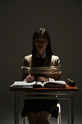 포토 JPG 스튜디오촬영 학생 여학생 여자 교육 교복 밧줄 청소년 검은배경 스트레스 실내 한명 앉기 상반신 앞모습 10대 책 어둠 한국인 슬픔 사회이슈 책상 부정적 힘듦 십대여자한명만 번아웃증후군 증후군 국내포토 1 옷 감정 줄 뷰포인트 가구 백그라운드 컨셉 모션 사람 동양인 내부 검은색 질병 여자한명만 십대여자만 파일형식