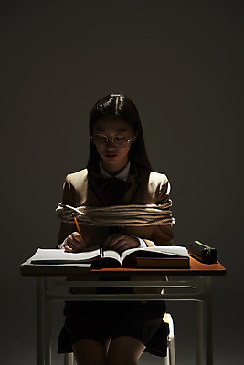 포토 JPG 스튜디오촬영 학생 여학생 여자 교육 교복 밧줄 청소년 검은배경 스트레스 실내 한명 앉기 상반신 앞모습 10대 책 어둠 한국인 슬픔 사회이슈 책상 부정적 힘듦 십대여자한명만 번아웃증후군 증후군 국내포토 1 옷 감정 줄 뷰포인트 가구 백그라운드 컨셉 모션 사람 동양인 내부 검은색 질병 여자한명만 십대여자만 파일형식