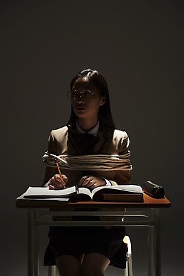 포토 JPG 스튜디오촬영 학생 여학생 여자 교육 교복 밧줄 청소년 검은배경 스트레스 실내 한명 앉기 상반신 앞모습 10대 책 어둠 한국인 슬픔 사회이슈 책상 부정적 힘듦 십대여자한명만 번아웃증후군 증후군 국내포토 1 옷 감정 줄 뷰포인트 가구 백그라운드 컨셉 모션 사람 동양인 내부 검은색 질병 여자한명만 십대여자만 파일형식