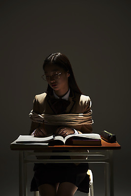 포토 JPG 스튜디오촬영 학생 여학생 여자 교육 교복 밧줄 청소년 검은배경 스트레스 실내 한명 앉기 상반신 앞모습 10대 책 어둠 한국인 슬픔 사회이슈 책상 부정적 힘듦 십대여자한명만 번아웃증후군 증후군 국내포토 1 옷 감정 줄 뷰포인트 가구 백그라운드 컨셉 모션 사람 동양인 내부 검은색 질병 여자한명만 십대여자만 파일형식