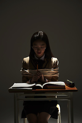 포토 JPG 스튜디오촬영 학생 여학생 여자 교육 교복 밧줄 청소년 검은배경 스트레스 실내 한명 앉기 상반신 앞모습 10대 책 어둠 한국인 슬픔 사회이슈 책상 부정적 힘듦 십대여자한명만 번아웃증후군 증후군 국내포토 1 옷 감정 줄 뷰포인트 가구 백그라운드 컨셉 모션 사람 동양인 내부 검은색 질병 여자한명만 십대여자만 파일형식