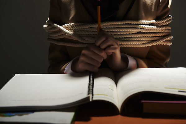 포토 JPG 스튜디오촬영 손 여자 교육 밧줄 청소년 고등학생 검은배경 스트레스 실내 상반신 앞모습 10대 책 펜 공책 어둠 한국인 슬픔 사회이슈 책상 부정적 힘듦 십대여자한명만 번아웃증후군 고등교육 증후군 국내포토 학생 감정 줄 뷰포인트 가구 백그라운드 컨셉 문구용품 사람 동양인 내부 신체부위 필기구 검은색 질병 여자한명만 십대여자만 파일형식