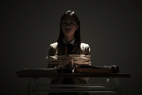 포토 JPG 스튜디오촬영 학생 여학생 여자 교육 교복 밧줄 청소년 검은배경 스트레스 실내 한명 앉기 상반신 앞모습 10대 어둠 한국인 슬픔 사회이슈 부정적 힘듦 십대여자한명만 번아웃증후군 증후군 국내포토 1 옷 감정 줄 뷰포인트 백그라운드 컨셉 모션 사람 동양인 내부 검은색 질병 여자한명만 십대여자만 파일형식
