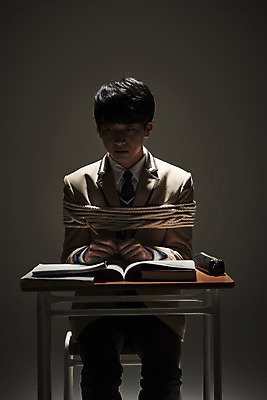 포토 JPG 스튜디오촬영 학생 교육 남자 교복 밧줄 청소년 검은배경 스트레스 실내 한명 앉기 상반신 앞모습 10대 책 어둠 한국인 슬픔 사회이슈 책상 부정적 힘듦 십대남자한명만 번아웃증후군 증후군 국내포토 1 옷 감정 줄 뷰포인트 가구 백그라운드 컨셉 모션 사람 동양인 내부 검은색 질병 남자한명만 십대남자만 파일형식