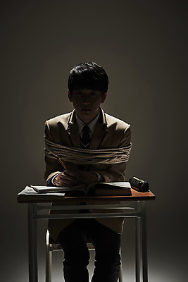 포토 JPG 스튜디오촬영 학생 교육 남자 교복 밧줄 청소년 검은배경 스트레스 실내 한명 앉기 상반신 앞모습 10대 책 어둠 한국인 슬픔 사회이슈 책상 부정적 힘듦 십대남자한명만 번아웃증후군 증후군 국내포토 1 옷 감정 줄 뷰포인트 가구 백그라운드 컨셉 모션 사람 동양인 내부 검은색 질병 남자한명만 십대남자만 파일형식