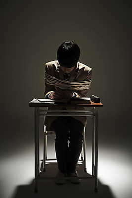포토 JPG 스튜디오촬영 전신 학생 교육 남자 교복 밧줄 청소년 검은배경 스트레스 실내 한명 앉기 앞모습 10대 책 어둠 한국인 슬픔 사회이슈 책상 부정적 힘듦 십대남자한명만 번아웃증후군 증후군 국내포토 1 옷 감정 줄 뷰포인트 가구 백그라운드 컨셉 모션 사람 동양인 내부 검은색 질병 남자한명만 십대남자만 파일형식