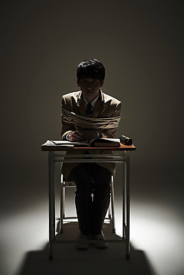 포토 JPG 스튜디오촬영 전신 학생 교육 남자 교복 밧줄 청소년 검은배경 스트레스 실내 한명 앉기 앞모습 10대 책 어둠 한국인 슬픔 사회이슈 책상 부정적 힘듦 십대남자한명만 번아웃증후군 증후군 국내포토 1 옷 감정 줄 뷰포인트 가구 백그라운드 컨셉 모션 사람 동양인 내부 검은색 질병 남자한명만 십대남자만 파일형식