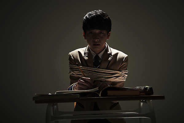 포토 JPG 스튜디오촬영 학생 교육 남자 교복 밧줄 청소년 검은배경 스트레스 실내 한명 앉기 상반신 앞모습 10대 책 어둠 한국인 슬픔 사회이슈 책상 부정적 힘듦 십대남자한명만 번아웃증후군 증후군 국내포토 1 옷 감정 줄 뷰포인트 가구 백그라운드 컨셉 모션 사람 동양인 내부 검은색 질병 남자한명만 십대남자만 파일형식