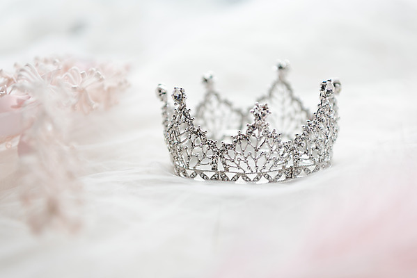 포토 JPG 스튜디오촬영 행복 신부 결혼 프로포즈 결혼식 새출발 실내 사랑 사람없음 장식 하이앵글 보석 오브젝트 티아라 결혼소품 설레임 플랫레이 국내포토 감정 뷰포인트 왕관 새로움 이벤트 내부 플랫 광석 출발 파일형식