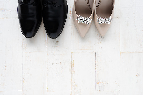 포토 JPG 스튜디오촬영 행복 구두 신랑 결혼 프로포즈 결혼식 새출발 실내 사랑 사람없음 장식 하이앵글 오브젝트 결혼소품 설레임 웨딩슈즈 플랫레이 국내포토 감정 뷰포인트 신발 새로움 이벤트 내부 플랫 출발 파일형식