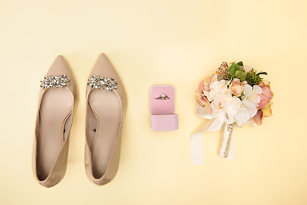 포토 JPG 스튜디오촬영 행복 신부 구두 부케 결혼 프로포즈 결혼식 새출발 실내 사랑 사람없음 장식 하이앵글 반지 오브젝트 결혼반지 결혼소품 반지케이스 설레임 노란배경 웨딩슈즈 플랫레이 국내포토 감정 뷰포인트 꽃다발 백그라운드 신발 장신구 새로움 이벤트 내부 노란색 플랫 보관함 출발 파일형식