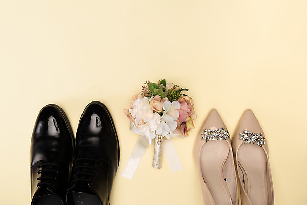 포토 JPG 스튜디오촬영 행복 신부 구두 부케 신랑 결혼 프로포즈 결혼식 새출발 실내 사랑 사람없음 장식 하이앵글 오브젝트 결혼소품 설레임 노란배경 웨딩슈즈 플랫레이 국내포토 감정 뷰포인트 꽃다발 백그라운드 신발 새로움 이벤트 내부 노란색 플랫 출발 파일형식