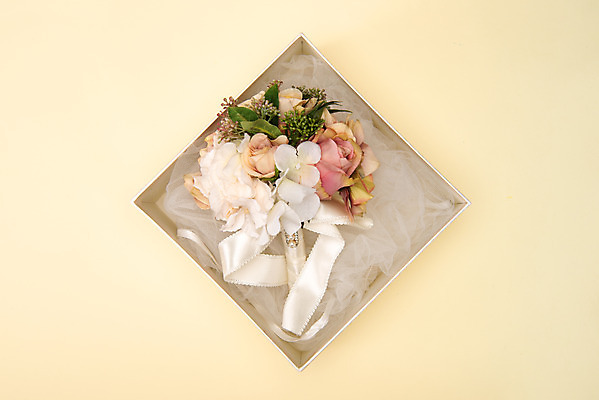 포토 JPG 스튜디오촬영 행복 부케 결혼 프로포즈 결혼식 새출발 실내 선물 사랑 사람없음 장식 상자 하이앵글 오픈 오브젝트 결혼소품 설레임 노란배경 플랫레이 국내포토 감정 뷰포인트 꽃다발 백그라운드 새로움 이벤트 내부 노란색 플랫 출발 파일형식