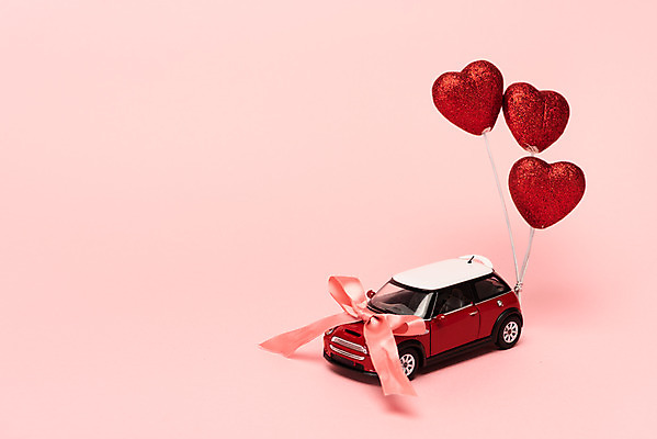 포토 JPG 스튜디오촬영 행복 리본 결혼 프로포즈 자동차 결혼식 새출발 실내 사랑 사람없음 하트 오브젝트 결혼소품 하트풍선 풍선 웨딩카 설레임 분홍색배경 국내포토 모양 감정 육상교통 분홍색 백그라운드 새로움 이벤트 내부 출발 파일형식