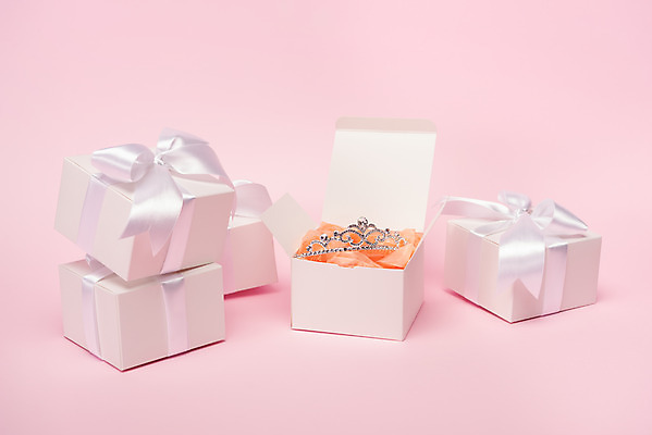 포토 JPG 스튜디오촬영 행복 리본 결혼 프로포즈 결혼식 새출발 실내 선물 사랑 사람없음 장식 선물상자 여러개 오픈 오브젝트 예물 결혼소품 설레임 선물함 분홍색배경 국내포토 감정 분홍색 다수 백그라운드 새로움 이벤트 내부 상자 출발 파일형식