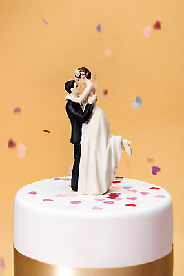 포토 JPG 스튜디오촬영 행복 신부 신랑 결혼 프로포즈 안기 결혼식 새출발 함께함 실내 사랑 사람없음 미니어처 축하 웨딩케이크 오브젝트 꽃가루 결혼소품 약혼 설레임 노란배경 약혼식 국내포토 감정 백그라운드 컨셉 모션 새로움 이벤트 내부 노란색 모형 케이크 가루 출발 약속 파일형식