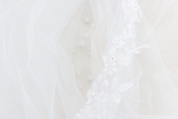 포토 JPG 스튜디오촬영 행복 신부 결혼 프로포즈 결혼식 새출발 면사포 실내 사랑 사람없음 장식 흰색 머리핀 오브젝트 결혼소품 설레임 헤어액세사리 국내포토 레이스천 감정 컬러 장신구 새로움 이벤트 내부 직물 출발 파일형식