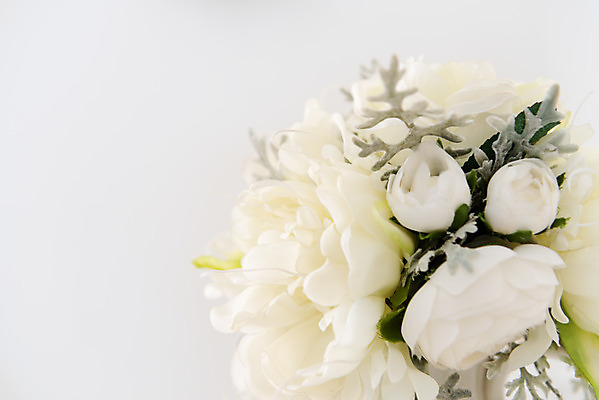 포토 JPG 스튜디오촬영 행복 부케 결혼 프로포즈 결혼식 새출발 실내 사랑 근접촬영 사람없음 장식 흰색 오브젝트 결혼소품 설레임 웨딩테이블 국내포토 감정 뷰포인트 컬러 꽃다발 탁자 새로움 이벤트 내부 출발 파일형식