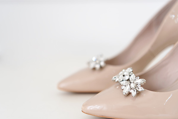 포토 JPG 스튜디오촬영 행복 신부 구두 결혼 프로포즈 결혼식 새출발 실내 사랑 근접촬영 사람없음 아웃포커스 장식 오브젝트 한켤레 결혼소품 설레임 웨딩슈즈 국내포토 1 감정 뷰포인트 신발 새로움 촬영기법 이벤트 내부 출발 파일형식