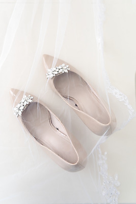 포토 JPG 스튜디오촬영 행복 신부 구두 결혼 프로포즈 결혼식 새출발 면사포 실내 사랑 사람없음 장식 오브젝트 한켤레 결혼소품 설레임 웨딩슈즈 국내포토 1 감정 신발 새로움 이벤트 내부 출발 파일형식