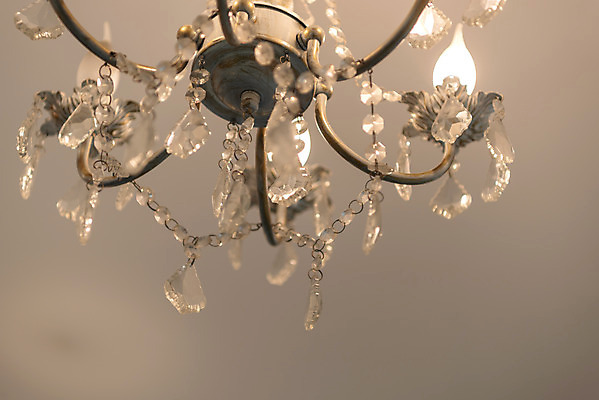 포토 JPG 스튜디오촬영 행복 로우앵글 결혼 프로포즈 결혼식 조명 새출발 실내 사랑 사람없음 장식 빛 오브젝트 천장 샹들리에 결혼소품 설레임 예식장 국내포토 감정 뷰포인트 새로움 이벤트 내부 공간 출발 파일형식