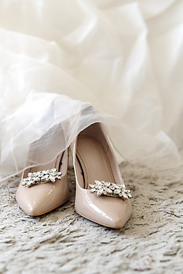 포토 JPG 스튜디오촬영 행복 신부 구두 결혼 프로포즈 결혼식 새출발 면사포 실내 사랑 사람없음 장식 오브젝트 한켤레 결혼소품 설레임 웨딩슈즈 국내포토 1 감정 신발 새로움 이벤트 내부 출발 파일형식