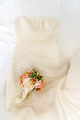 포토 JPG 스튜디오촬영 행복 신부 부케 웨딩드레스 결혼 프로포즈 결혼식 새출발 면사포 실내 사랑 근접촬영 사람없음 장식 오브젝트 결혼소품 설레임 국내포토 레이스천 드레스 감정 뷰포인트 꽃다발 새로움 이벤트 내부 직물 출발 파일형식