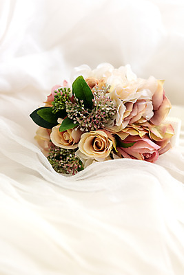 포토 JPG 스튜디오촬영 행복 신부 부케 웨딩드레스 결혼 프로포즈 결혼식 새출발 면사포 실내 사랑 근접촬영 사람없음 장식 오브젝트 결혼소품 설레임 국내포토 레이스천 드레스 감정 뷰포인트 꽃다발 새로움 이벤트 내부 직물 출발 파일형식