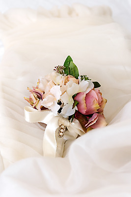 포토 JPG 스튜디오촬영 행복 신부 부케 웨딩드레스 결혼 프로포즈 결혼식 새출발 면사포 실내 사랑 근접촬영 사람없음 장식 오브젝트 결혼소품 설레임 국내포토 레이스천 드레스 감정 뷰포인트 꽃다발 새로움 이벤트 내부 직물 출발 파일형식