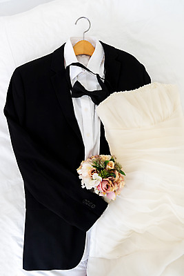 포토 JPG 스튜디오촬영 행복 신부 부케 웨딩드레스 신랑 결혼 프로포즈 셔츠 결혼식 나비넥타이 넥타이 새출발 실내 사랑 정장 턱시도 사람없음 장식 옷걸이 오브젝트 결혼소품 약혼 설레임 신랑복 약혼식 국내포토 레이스천 잡화 드레스 옷 감정 꽃다발 상의 새로움 이벤트 내부 직물 출발 약속 파일형식